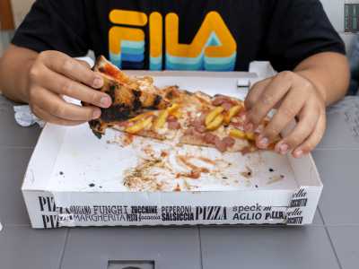 Per consumare si fa come in passato: il cartone della pizza fa da piatto, si mangia direttamente con le mani...
